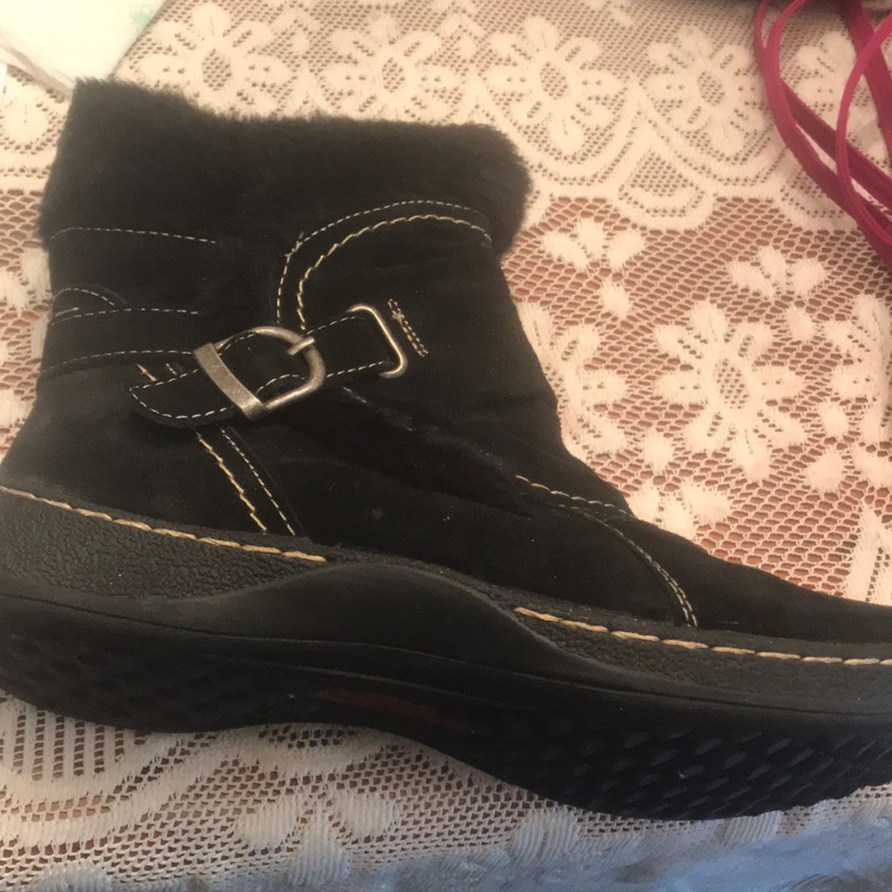 Women’s Baretrap winter boots 1 blk pr, 1 brn pr